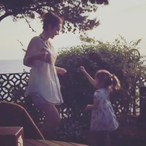 Yasemin Hadivent Instagram - … sen çocuk ben çocuk, memleketimiz o deniz ülkesi. 

#melisaişleyen 🦋 #engüzelçocuk #hüznüyleneşesiyleumuduyla #bubizimşiirimiz 🌟🌟🌟