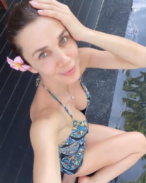 Yasemin Hadivent Instagram - I’m opening my mind and listening to universe when it speaks with me. I’m a good listener. Just be true, be true to yourself, know what you want, listen to your heart, listen to your inner voice.. 🧘🏻‍♀️