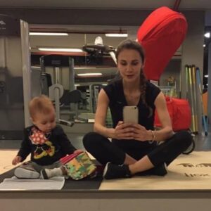 Yasemin Hadivent Instagram - Kim demiş bebekler spora gidemezler diye… Biz her şeyi birlikte paylaştık. Ne çok şey sığdırdık  kelebek ömre. İyi ki’lerim keşkelerden çok. Hatta keşkem hiç yok. Düşündükçe içim sevinçle doluyor. Hüzün ise, ben daha doğmadan yazılmış  alnıma. Artık daha iyi anlıyorum bunu. Sevinçte, hüzün de yanyana içimde. Anlaşıyorlar bi şekilde. 

Melisa’yla dolu dolu yaşanmış her an için, sarıldığımız her anı için şükrediyorum Allah’a. Önemli olan ne kadar uzun yaşadığımız değil, ne kadar zengin bir ömür yaşadığımız bu hayatta. Melisa öğretti bunu bana. Çok şey öğrendim minik sevgilimden. 

İçim buruk olsa da, soluksuz kalsam da zaman zaman, müsterihim doğrusu. Biz hakkını verdik yaşamın, yaşamanın, sevginin, aile olmanın. Payımıza ayrılık düşmüş olsa da - bu fani dünyada - kavuşmakta var bir gün, biliyorum ! Böyle yarım kalmayacak hikayemiz. O güne dek oyunlar biriktiyorum içimde. Çünkü teyze olmak bunu gerektirir.. 😇