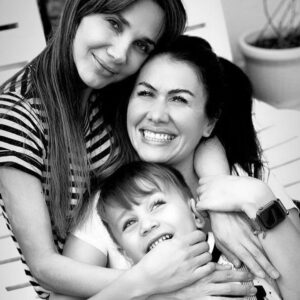 Yasemin Hadivent Instagram - Aile güzel şey. İnsanın bir kardeşi olması çok güzel. Hele bir de yeğen sevgisi, evlat kokusunu çektiyseniz içinize baş döndürücü güzel. 

ps: biz aslında bu fotoğrafta dört kişiyiz. Yalnız kalp gözü  açık olanlar görebilir mucizeyi.

📸 by : anneanne