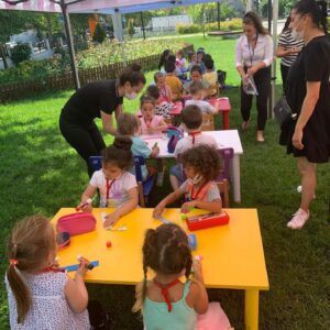 Yasemin Hadivent Instagram - Bugün, Melisa İşleyen Çocuk Kütüphanemiz de, kütüphane şefimiz  Hilal Çuhadar’ın önderliğinde, miniklerimizle birlikte masal atölyesi, el becerileri atölyesi  ve kütüphane kulübü üyelik etkinligi yapılıyor. 

İyi yürekli dostlara selam eder, güzel çocuklarımızın gözlerinden öperim. 

#Melisaİşleyen🦋 #MelisanınİsmiSonsuzaKadarYaşayacak #MelisaİşleyenÇocukKütüphanesi  #LivaneliÖzgürlükParkı #BeylikdüzüBelediyesi