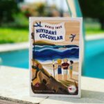 Yasemin Hadivent Instagram - Hayata ve birlikte yaşamaya dair ince, samimi bir kitap öneriyorum dokuz yaş üstü çocuklara, bir yanı hep çocuk kalmışlara. Barış İnce’nin yazdığı, Mavisu Demirağ’ın resimlediği #KıyıdakiÇocuklar harikulade. Hayal kurmanın gücü, oyun oynamanın zevki, önyargı, paylaşmak, mülkiyet, hoşgörü gibi kavramlar üzerine güçlü hikayesi ve birbirini besleyen samimi karakterleriyle kitabı elinizden bırakamıyorsunuz. Bazı bölüm başlarında anlatıcının okurla kurduğu sahici ve incelikli diyalog da kitapla arkadaşlığınızı daha çok pekiştiriyor. Küçük kardeşlerim, sevgili dostlar; güldürürken düşündüren, sözü az, manası derin bu kitabı sizlerle paylaşmak istedim. Ne de olsa güzellikler paylaştıkça çoğalır. Öyleyse çoğalsın, güzellikle çoğalalım. #KıyıdakiÇocuklar #Barışİnce #MavisuDemirağ #Edebiyat #ÇocukEdebiyatı🌈☀️🌸🕊 #cançocukyayınları #cançocuk 🔸”Kitaplar böyledir işte. Sana yeni bir dünya verirler." 🔸 “Elindeki kitabın sayfalarını kokla bak. Mis gibi dünya kokuyor.”