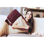 Yasemin Yazıcı Instagram - Yasemin Yazıcı’nın bu sezon radarına takılan parçalar arasında ‘çok şık, çok minimal’ olarak tanımladığı Etro siyah deri çizme ile Givenchy, Balenciaga ve Alexander McQueen denim çantalar var. Yasemin Yazıcı, Bige Önal, Aslı Sümen ve ile ayakkabı ve çantalar eksenindeki röportajımız elle.com.tr’de.. @yaseminyaziciy @beymen @elleturkiye @elleinternational #BeymenXELLE #NewSeason #işbirliği Yayın Direktörü: @meldanar13 Dijital Yayın Yönetmeni: @denizunaldi Fotoğraf: @karademirburcu Moda Direktörü: @asilasli Yapımcı: @bcetins Proje Editörü: @duyguhaksun, @busesaray Moda Editörü: @incegizem Saç: @mustafa_akguul Makyaj: @yagizyoldas Fotoğraf Asistanı: @ffurkanirmak Moda Editörü Asistanları: @damlasutugtekin @melisbokee @selinsoydannn Saç Asistanı: @enesakizci Makyaj Asistanı: @yelizacary Yapımevi: @noeprojects Mekan: @splendidpalasbuyukada La Robe Cubista’ bej mini elbise, ‘Cubisto’ açık sarı deri topuklu ayakkabı, ‘Le Calino’ açık sarı deri çanta, üçü de JACQUEMUS/BEYMEN Gold kelepçe formlu bileklik, BOTTEGA VENETA/BEYMEN ‘G-Tote’ sarı deri omuz çantası, GIVENCHY/BEYMEN Kahverengi deri çanta, CELINE/BEYMEN Arkadaki çantalar: ‘Kalimero CiTa’ bordo deri omuz çantası, BOTTEGA VENETA/BEYMEN Arkadaki çantalar ‘Le Calino’ açık sarı deri çanta JACQUEMUS/BEYMEN Gold deri omuz çantası, FERRAGAMO/BEYMEN Krem deri omuz çantası, TORY BURCH/BEYMEN