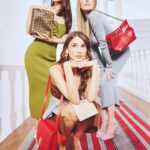 Yasemin Yazıcı Instagram - Ortak noktaları ayakkabı ve çanta tutkuları. Bige Önal, Yasemin Yazıcı ve Aslı Sümen ile ayakkabı ve çantalar eksenindeki röportajımız yakında elle.com.tr’de.. @bigeonal @yaseminyaziciy @asliisumen @beymen @elleturkiye @elleinternational #BeymenXElle #NewSeason #işbirliği Yayın Direktörü: @meldanar13 Dijital Yayın Yönetmeni: @denizunaldi Fotoğraf: @karademirburcu Moda Direktörü: @asilasli Yapımcı: @bcetins Proje Editörü: @duyguhaksun , @busesaray Moda Editörü: @incegizem Saç: @mustafa_akguul Makyaj: @yagizyoldas Fotoğraf Asistanı: @ffurkanirmak Moda Editörü Asistanları: @damlasutugtekin @melisbokee @selinsoydannn Saç Asistanı: @enesakizci Makyaj Asistanı: @yelizacary Yapımevi: @noeprojects Mekan: @splendidpalasbuyukada YASEMİN YAZICI: Yeşil straples midi triko elbise, Gold kolye, ikisi de CULT GAIA/BEYMEN ‘Cha-Cha’ beyaz deri terlik, ‘Andiamo’ küçük haki deri çanta, ikisi de BOTTEGA VENETA/BEYMEN ASLI SÜMEN: Midi yün elbise, FENDI/BEYMEN Kırmızı ince bantlı deri sandalet, THE ATTICO/BEYMEN Gold halka küpe, BALMAIN/BEYMEN Kırmızı deri omuz çantası, FERRAGAMO/BEYMEN BİGE ÖNAL: Mavi omuz dekolteli midi elbise, FENDI/BEYMEN Lila deri topuklu ayakkabı, VALENTINO GARAVANI/BEYMEN ‘The Peak’ krokodil dokulu omuz çantası, ALEXANDER MCQUEEN/BEYMEN