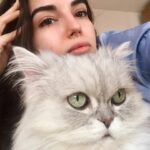Yasemin Yazıcı Instagram - Sevgili Duman’ım, Çocukken kedilerden çok korkardım. Bu korkumu aşabilmem için seni sahiplendik. Meğer sen tüylü bir melekmişsin. Bir kez olsun beni tırmalamadın veya ısırmadın ya, teşekkür ederim minnoşum. Beraber uyurduk, birlikte ders çalışır, filmler izler, ve hatta spor yapardık. Tek çocuklu ailemde kardeşim oldun. Hayatımıza 16 yıl boyunca mutluluk getirdin. 4 sene önce hastalandığında veterinerin seni uyutmamızı önerdi. Neyse ki, daha fazla zamanla kutsandık ve sen hayatımızı bütün enerjinle aydınlatmaya devam ettin. Yıllar geçti ve 14 Ekim günü benden küçük bir kedi yavrusu olarak girdiğin evden kedi yaşıyla babamdan büyük olarak ayrıldın. Umarım cennette senin için sonsuz muhallebi, oturabileceğin güzel kutular, her zaman açık kapılar ve musluğundan sonsuz akan su vardır. Seni kucağımda izlediğin gibi güzel kuşlarla çevrili hayal ediyorum. Seni şimdiden çok özlüyoruz canım minnoşum. Paylaştığımız sevgi de anılar da kalbimde sonsuza kadar yaşayacak. Tekrar buluşana kadar huzur içinde dinlen. Tüm sevgimle, Yasemin