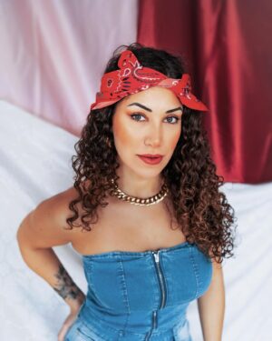 Yasmine Alice Instagram - Happy International Women’s Day to all my boss ladies out there! Be loud, be a diva, don’t be afraid! 😻 📸 by @kevonhy

#modelling #curls #curlyhair #model