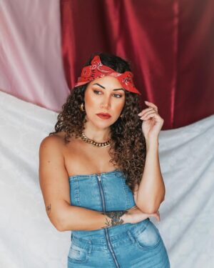 Yasmine Alice Instagram - Happy International Women’s Day to all my boss ladies out there! Be loud, be a diva, don’t be afraid! 😻 📸 by @kevonhy

#modelling #curls #curlyhair #model