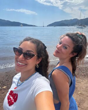 Yasmine Alice Instagram - Wrapped on another episode on @aplaceinthesunofficial in the beautiful coastal city of Türkiye, Marmaris! 🎥🎬♥️🇹🇷 Such a joy to experience my own country in a way I never have and to experiment with the camera, aka Smallboi (because fx6 is so smol next to the fx9…) On to the next location!!! 🚗☀️🎥 
.
.
.
.
.
#fx6 #fx6camera #sonyfx6 #marmaris #filming #aplaceinthesun #tvshow