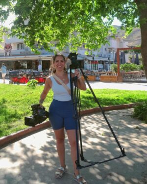 Yasmine Alice Instagram - Wrapped on another episode on @aplaceinthesunofficial in the beautiful coastal city of Türkiye, Marmaris! 🎥🎬♥️🇹🇷 Such a joy to experience my own country in a way I never have and to experiment with the camera, aka Smallboi (because fx6 is so smol next to the fx9…) On to the next location!!! 🚗☀️🎥 
.
.
.
.
.
#fx6 #fx6camera #sonyfx6 #marmaris #filming #aplaceinthesun #tvshow