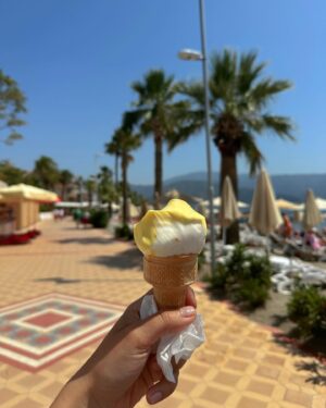 Yasmine Alice Instagram - Wrapped on another episode on @aplaceinthesunofficial in the beautiful coastal city of Türkiye, Marmaris! 🎥🎬♥️🇹🇷 Such a joy to experience my own country in a way I never have and to experiment with the camera, aka Smallboi (because fx6 is so smol next to the fx9…) On to the next location!!! 🚗☀️🎥 
.
.
.
.
.
#fx6 #fx6camera #sonyfx6 #marmaris #filming #aplaceinthesun #tvshow