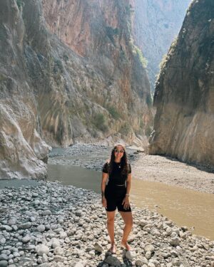 Yasmine Alice Instagram - This was crazier than it looks. 
Comment below if you know the song, for 5 points to Gryffindor. ⛰️ 
.
.
.
.
#canyon #hiking #travelgram #adventure