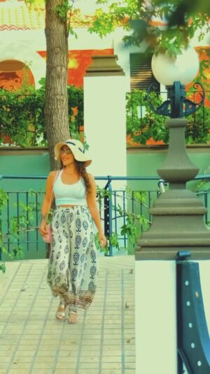 Yasmine Alice Instagram - Throwback time! Reminiscing good times and lush weather in Fethiye, with my new friends and amazing filmmakers @ciaysukk and @memcimek who run @vegafikir 🎬♥️ Had the best time just enjoying life and getting creative, shooting social media content for @belcekizbeachclub 📸☺️ Who likes a bit of Wes Anderson? ☀️🍉⛱️ Also shocking to see myself before I lost weight, a lot of junk in the trunk! 
.
.
.
.
#actress #commercial #fethiye #actor