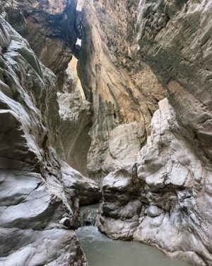 Yasmine Alice Instagram - This was crazier than it looks. 
Comment below if you know the song, for 5 points to Gryffindor. ⛰️ 
.
.
.
.
#canyon #hiking #travelgram #adventure