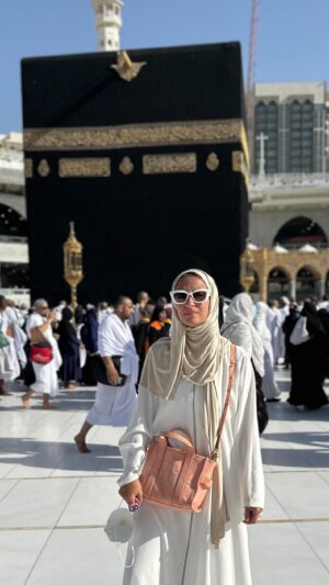 Yasmine Ghaith Instagram - حلم من أحلام حياتي إتحقق، أو نص الحلم…لأول مرة في حياتي عمره 🤍🤍🤍

زيارة بيت الله الحرام و العمره، و النص التاني اللي لسة ماتحققش هو زيارة رسول الله (ﷺ)

رغم المجهود الراهيب و التعب اللي مش قادرة أوصفه و رجلي اللي إتلوت و الدوخة و الvomiting من كتر قلة النوم و التعب لسرعة العمره…إلّا إنّي قديت يومين من أحلى أيام حياتي، زي الحلم…

مع صاحبة عمري و أختي و أول عمره ليها هي كمان…و بعد ما فقدت خالتي و إبن خالتي حبايبي، ربنا إختارني أروح في الوقت ده علشانهم همه كمان، ربنا يجعلهم من أهل الفردوس الأعلى و يقبل دعائي ليكم حبايب قلبي اللي وحشوني قوي 🤍🤲🏾

اللهم تقبل مني و من كل الناس و إرزق كل مشتاق يا رب و إكتبهالي مرّات كتير يا رب و المرة الجاية بزيارة رسول الله اللهم آمين…