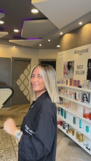 Yasmine Ghaith Instagram - يعني الدنيا هتحلو؟ 😜

بعد الcheckups
 بتاعتي و القلق و التوتر المرعب اللي بكون عايشة فيه، بحب أكافئ نفسي إني عشت الحمد لله ٦ شهور كمان 😄✌🏾

I went blonderrrrrr 👩🏼

No one like this guy @rabiemrad the one I trust the most and the best there is when it comes to hair coloring 😍 Thank you Rabie ❤️
