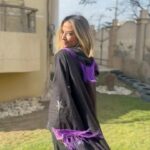 Yasmine Ghaith Instagram - . عمري ما حبيت ال “Ramadan Outfits” علشان كانوا كلهم يا واخدين جزء من الخيمة أو المفرش و حاطينه على عباية، يا كله عباره عن حروف عربي clichè… حاجة في منتها إنعدام الcreativity في نفس الوقت بقى بحب قويييييي الkimonos و الcardigans الطوال و بلبسهم من زمان في الصيف، فالسنة دي لقيت بجد كذا brand مصري عاملين kimonos/kaftans مختلفين قوي و designs حلوة مش شبه الحاجات اللي ماكانتش بتعجبني، بالعكس، شبه الkimonos اللي أنا أصلا بحب ألبسهم بعيدا عن رمضان و معمولين بألوان و أفكار creative and different فقررت أجيب كذا حاجة و مبسوطة بيهم قوي، ولا إيه رأيكم؟ 🤍 #NotYourTypicalKaftan #NotRamadanOutfit
