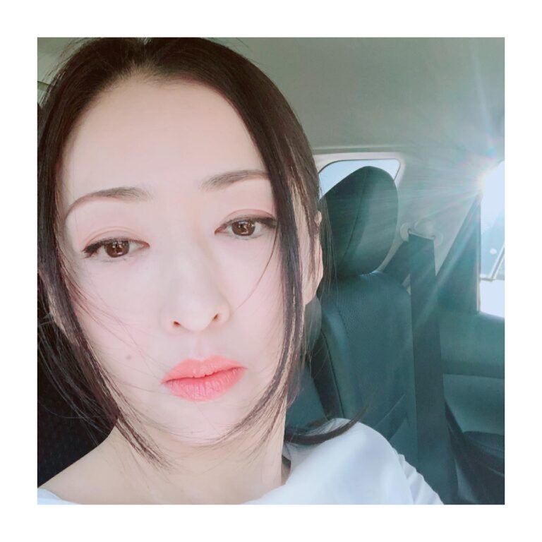 Yasuko Matsuyuki Instagram - shooting スタンバイ中 朝の光がキレイ #まだ発表出来なくてゴメンナサイ