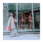 Yasuko Matsuyuki Instagram - 夕暮れに、手を繋ぐ #浅葱塔子 #fashion #4話 @fumietanaka_jp @maisonvalentino