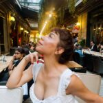 Yeşim Ceren Bozoğlu Instagram - Doğru soru şifa çünkü.. 🗝️ Soralım öyle ise kalbimize: Kendimi dönüştürebilir miyim? Risk alabilir miyim? Sonunu görmediğime güvenebilir miyim? Tutkularımı gerçeğe dönüştürebilir miyim? Kendi rönesansımı yaratabilmek için neye ihtiyacım var? Kendimi kendimden yeniden doğurabilir miyim? Spontan olabilir miyim? Daha iyi bir yol arkadaşı olabilir miyim? Yeniden başlayabilir miyim? Korkularımı bırakabilir miyim? Huzurumu ve neşemi coşku ile paylaşabilir miyim? Cesaretimi arttırmak için neye ihtiyacım var? Kendime inanabilir miyim? Yeni yıla giderken, yeni’lenmek niyetiyle, şifa olsun… 😇🧡🙏🏻