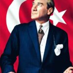 Yeşim Ceren Bozoğlu Instagram - Bugün çok önemli ve çok değerli, bugün Cumhuriyetimizin kuruluşunun 100.yıldönümü.Kutlu olsun! İstanbul boğazı işgal kuvvetlerinin gemilerine maruz iken onlara bakarak, elde hiç bir maddi imkan, destek ve güç yok iken; “Geldikleri gibi giderler!” diyebilecek bir inanca ve ruhsal güce sahip olan Atatürk’ümüzün bizlere verdiği en güzel hediyenin yüzüncü doğum günü bugün.Daim olsun! Atatürk; 57 yıllık ömrüne 11 savaş, 24 madalya, 7 nişan, 13 kitap, 1 ülke ve milyonlarca özgür insan sığdıran büyük bir asker, siyaset ve devlet adamı…Ona olan sevgimiz sonsuz ancak sevmek tanımakla yakınlaşmakla mümkün değil mi? Benim için kişisel olarak kurtarıcı bir rol model Atam.Hastalandığım, dara düştüğüm,mücadeleden yorulduğum her anda ilaç gibi hatırlarım onu ve tüm imkansızlıklara rağmen başardıklarını…Güç veriyor bana. “Ya istiklal ya ölüm” sözündeki adanmışlık muazzam bir hayat dersi değil mi bize? Çanakkale’de şehit olan düşman Anzak askerlerinin analarına yazdığı mektup; “onlar artık bizim de evlatlarımız, içiniz rahat olsun, bize emanetler” diye, insanlık ve birlik için ötesi olmayan bir ders.Kendi hayatımızdan pay biçsek?Komutan olduğun savaştaki senin evlatlarını öldüren askerlerin anasına hitap edebilir misin?Yarasını yasını kucaklayıp, iyileştirebilir misin misal? Seçme hakkının ve özgürlüğünün halka ait olduğu cumhuriyet rejimini bu millete hediye etmek de onun en büyük yüce gönüllülüğü değil mi? Güçle, iktidar ve başarı ile olan ilişkisini izah eden şu sözleri : “Büyüklük odur ki, hiç kimseye iltifat etmeyeceksin, hiç kimseyi aldatmayacaksın, memleket için gerçek ülkü neyse onu görecek, o hedefe yürüyeceksin. Herkes senin aleyhinde bulunacaktır. Herkes seni yolundan çevirmeye çalışacaktır. İşte sen bunda karşı koyuşları yok eden olacaksın. Önüne sayılamayacak güçlükler yığacaklardır. Kendini büyük değil küçük, zayıf, araçsız, hiç sayarak, kimseden yardım gelmeyeceğine inanarak bu güçlükleri aşacaksın. Ondan sonra sana büyüksün derlerse, bunu diyenlere de gülüp geçeceksin… Damarlarımızdaki asil kanda mevcut demişti ya muhtaç olduğumuz kudret.İkinci yüzyıl başlıyor, hepimizin damarlarına kuvvet.Hayırlarla, uğurlarla olsun, hamdolsun!