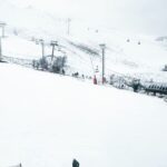 Yeşim Ceren Bozoğlu Instagram - “Yükseklik korkuna rağmen; açık teleferikle, 50 metre yükseklikten 2300 metreye çıkıp, ordan aşağı kayacaksın tek ve ilk seferde”deselerdi bana, misal geçen hafta, delirmişsiniz siz derdim…😱 Ödüm koptu, Palandöken’i inim inim inlettim ama yaptım mı neticede? Evet yaptım ✌🏻⛷️ Korktuğum birşeyi korkuma rağmen gerçekleştirdiğimde çok mutlu hissediyorum kendimi.Gönlümün ve bana verilen hayatın hakkını vermişim gibi.. Paralel dönüşleri de kendiliğimden yapmışım. @fatihdm_ir hocam öyle söyledi.Muhtemelen çocukluktaki buz pateni günlerinden vücudum hatırladı; kas ezberi.Ne güzel, vücut hatırlıyor herşeyi.Velhasıl, kayak dünyası için küçük ama benim için büyük bir başarı hikayesi oldu Palandöken kış tatili… Muazzam bir misafir perverlikle bizi gerçekten el üstünde tutan, başta @dedemanpalandokenskilodge daki tüm ekibe, @boraknbr @selimnezihoglu @burakyerlikaya_ ya ve özellikle @kuranelfigen e canı-ı gönülden teşekkürlerimle… Ve elbette canımın içi @makeupiremyanar varlğıyla her zamanki gibi herşeyi güzelleştirdi yine 💖 Sevdik seni Erzurum, aşkımız devam edecek anlaşılan bundan böyle ❄️♥️💫