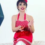 Yeşim Ceren Bozoğlu Instagram - Backstage @kurbaganinanatomisi1 afiş çekimi… (aşırı ciddiyetimizle yine göz doldurduk tabii ki…🤣🤣🤣) @kurbaganinanatomisi1 nedir diye soran dostlara: @sekizordusu ile birlikte yazdığımız tiyatro oyunumuz kendisi..🎭👻🧡 Ademler, Havvalar, Lilithler ve kurbağalar üzerine… Havva kızlarına da Lilith kızlarına da, şu kurbağa çeşitlerini (!) tanıtmak amacımız.👩🏻‍🏫😜 Çünkü: @ted konuşmasında demiştim ya; “Kurbağayı öptüğünde, sadece bir kurbağa öpmüş oluyorsun, o prense dönüşmüyor…Zorlama! diye… Zorluyoruz yine de değil mi? 🤣🤣🤣 Kurbağaları tanırsak, kalbimizi koruyabiliriz belki? 🤔 Her kadın, kurbağa ile beyaz atlıyı ayırt edebilmeli.Yani anlattığımız aslında biraz da kadim dişilik bilgisi 👄😉 Ve maalesef ki hepsi; gerçek yaşam tecrübesi.. 😜🤦🏻‍♀️😝 E haliyle kurbağa (!) çeşitlerini tanırken de biraz güleceğiz, tabii ki🙊😂🐸 @cenktunali yönetmenimiz, @pinarataer koreografımız. @tiyatrokilcik sahnesinde provalarımız tüm neşesi ve heyecanı ile devam ediyor.👻Bize şans dileyin e mi? 🎭🎪🤹🏻‍♀️