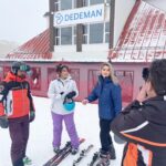 Yeşim Ceren Bozoğlu Instagram - “Yükseklik korkuna rağmen; açık teleferikle, 50 metre yükseklikten 2300 metreye çıkıp, ordan aşağı kayacaksın tek ve ilk seferde”deselerdi bana, misal geçen hafta, delirmişsiniz siz derdim…😱 Ödüm koptu, Palandöken’i inim inim inlettim ama yaptım mı neticede? Evet yaptım ✌🏻⛷️ Korktuğum birşeyi korkuma rağmen gerçekleştirdiğimde çok mutlu hissediyorum kendimi.Gönlümün ve bana verilen hayatın hakkını vermişim gibi.. Paralel dönüşleri de kendiliğimden yapmışım. @fatihdm_ir hocam öyle söyledi.Muhtemelen çocukluktaki buz pateni günlerinden vücudum hatırladı; kas ezberi.Ne güzel, vücut hatırlıyor herşeyi.Velhasıl, kayak dünyası için küçük ama benim için büyük bir başarı hikayesi oldu Palandöken kış tatili… Muazzam bir misafir perverlikle bizi gerçekten el üstünde tutan, başta @dedemanpalandokenskilodge daki tüm ekibe, @boraknbr @selimnezihoglu @burakyerlikaya_ ya ve özellikle @kuranelfigen e canı-ı gönülden teşekkürlerimle… Ve elbette canımın içi @makeupiremyanar varlğıyla her zamanki gibi herşeyi güzelleştirdi yine 💖 Sevdik seni Erzurum, aşkımız devam edecek anlaşılan bundan böyle ❄️♥️💫