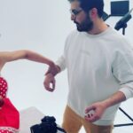 Yeşim Ceren Bozoğlu Instagram - Backstage @kurbaganinanatomisi1 afiş çekimi… (aşırı ciddiyetimizle yine göz doldurduk tabii ki…🤣🤣🤣) @kurbaganinanatomisi1 nedir diye soran dostlara: @sekizordusu ile birlikte yazdığımız tiyatro oyunumuz kendisi..🎭👻🧡 Ademler, Havvalar, Lilithler ve kurbağalar üzerine… Havva kızlarına da Lilith kızlarına da, şu kurbağa çeşitlerini (!) tanıtmak amacımız.👩🏻‍🏫😜 Çünkü: @ted konuşmasında demiştim ya; “Kurbağayı öptüğünde, sadece bir kurbağa öpmüş oluyorsun, o prense dönüşmüyor…Zorlama! diye… Zorluyoruz yine de değil mi? 🤣🤣🤣 Kurbağaları tanırsak, kalbimizi koruyabiliriz belki? 🤔 Her kadın, kurbağa ile beyaz atlıyı ayırt edebilmeli.Yani anlattığımız aslında biraz da kadim dişilik bilgisi 👄😉 Ve maalesef ki hepsi; gerçek yaşam tecrübesi.. 😜🤦🏻‍♀️😝 E haliyle kurbağa (!) çeşitlerini tanırken de biraz güleceğiz, tabii ki🙊😂🐸 @cenktunali yönetmenimiz, @pinarataer koreografımız. @tiyatrokilcik sahnesinde provalarımız tüm neşesi ve heyecanı ile devam ediyor.👻Bize şans dileyin e mi? 🎭🎪🤹🏻‍♀️