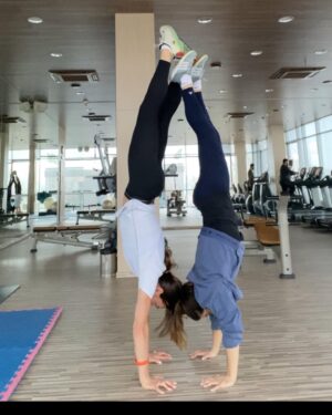 Yelena Isinbayeva Instagram - ❤️Повезло мне с младшей сестрой. 

С ней хоть на край света. 

Я воздух, а @innaisinbaeva земля. 
Я - идея, а Инна реализатор. 
А тренироваться вместе - просто сказка ❤️

Спасибо родителям, за такое шикарное воспитание! 👨‍👩‍👧‍👧
