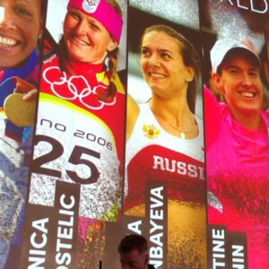 Yelena Isinbayeva Instagram - ❗️Amigos, en pocas ocasiones reacciono a alguna noticia o artículo relacionados con mi nombre…
 
Pero esta vez he decidido poner los puntos sobre las íes para todos los que están interesados en este tema y para los que les interesa la verdad.
 
Así que, para empezar, me presento de nuevo.
Yo, Yelena Isinbaeva, leyenda del atletismo mundial / salto con pértiga.
 
Desde los 5 hasta los 15 años me dediqué a la gimnasia deportiva, tengo la categoría de Maestro del deporte.
Desde los 15 hasta los 34 años me dediqué al salto con pértiga.
A los 20 años conseguí mi primer récord del mundo de salto con pértiga de 4.83.
A los 21 años (2004) gané mi primer de oro olímpico con un nuevo récord mundial de 4.91.
 
A los 22 años entré en la historia del atletismo mundial y del deporte en general, como la primera mujer que realizó un salto de 5 metros. (P.S. para todos los interesados, Youtube les puede ayudar, comprueben los hechos). 
 
A los 26 gané mi segundo oro olímpico con un nuevo récord mundial de 5.05.
 
A los 30 (año 2012) con un desgarro muscular gané la medalla de bronce en la Olimpiada de Londres. 
Durante mi carrera conseguí 30 récords mundiales, gané 7 Campeonatos del Mundo, 2 Campeonatos de Europa, Copa del Mundo.
Fui declarada la mejor deportista del planeta.
El vigente récord del mundo en salto con pértiga femenino de 5.06 m. sigue perteneciéndome, desde hace ya 11 años.
 
Se me han concedido los más grandes premios por los enormes logros deportivos, también a nivel internacional (dos veces se me ha considerado la mejor deportista del planeta  LAUREUS WORLD SPORT AWARD, se me ha concedido el Premio Príncipe de Asturias (en estos momentos Rey de España Felipe VI, por mis grandes méritos deportivos), considerándome la mejor deportista de Europa muchos años consecutivos.

Continuación del texto en el carrusel…