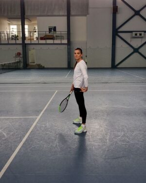 Yelena Isinbayeva Instagram - Случайное фото ❤️ мужа.

Готовлюсь к первой игре...

Форхэнд ещё страдает, зато бэкхенд, уже как «родной».

Работаем дальше 💪🏻🤪

#исинбаева#isinbaeva#sport#tennis#best#newskills#lifeisgood