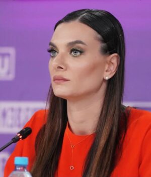 Yelena Isinbayeva Instagram - О чём думаю? 🤔

Ваша версия? 

What I am thinking about?
Your guess? 🤔

#isinbaeva#исинбаева#mood#style#womenpower#eyes#sport