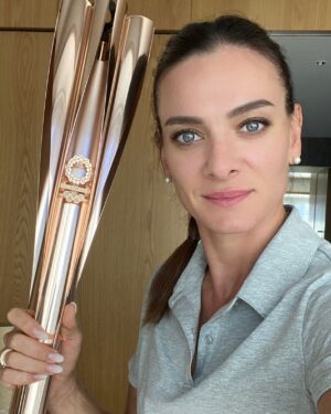 Yelena Isinbayeva Instagram - 🥇Ну что друзья, вот и всё!

Я прощаюсь с Токио 2020 👋🏻

Да, это была интересная олимпиада, полная неожиданных побед и досадных поражений.

Я поняла одно, никогда не перестану мечтать, о золотых Олимпийских медалях!

Из спорта уйти можно, а вот от желания побеждать, уйти нельзя 😌.

Всем отличного настроения и огромной веры в свои возможности! 🤗❤️

#исинбаева#isinbaeva#tokyo2020#токио#спорт#thebest#