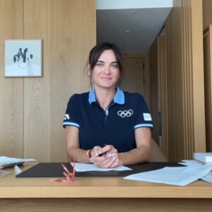 Yelena Isinbayeva Instagram - ❗️Amigos, en pocas ocasiones reacciono a alguna noticia o artículo relacionados con mi nombre…
 
Pero esta vez he decidido poner los puntos sobre las íes para todos los que están interesados en este tema y para los que les interesa la verdad.
 
Así que, para empezar, me presento de nuevo.
Yo, Yelena Isinbaeva, leyenda del atletismo mundial / salto con pértiga.
 
Desde los 5 hasta los 15 años me dediqué a la gimnasia deportiva, tengo la categoría de Maestro del deporte.
Desde los 15 hasta los 34 años me dediqué al salto con pértiga.
A los 20 años conseguí mi primer récord del mundo de salto con pértiga de 4.83.
A los 21 años (2004) gané mi primer de oro olímpico con un nuevo récord mundial de 4.91.
 
A los 22 años entré en la historia del atletismo mundial y del deporte en general, como la primera mujer que realizó un salto de 5 metros. (P.S. para todos los interesados, Youtube les puede ayudar, comprueben los hechos). 
 
A los 26 gané mi segundo oro olímpico con un nuevo récord mundial de 5.05.
 
A los 30 (año 2012) con un desgarro muscular gané la medalla de bronce en la Olimpiada de Londres. 
Durante mi carrera conseguí 30 récords mundiales, gané 7 Campeonatos del Mundo, 2 Campeonatos de Europa, Copa del Mundo.
Fui declarada la mejor deportista del planeta.
El vigente récord del mundo en salto con pértiga femenino de 5.06 m. sigue perteneciéndome, desde hace ya 11 años.
 
Se me han concedido los más grandes premios por los enormes logros deportivos, también a nivel internacional (dos veces se me ha considerado la mejor deportista del planeta  LAUREUS WORLD SPORT AWARD, se me ha concedido el Premio Príncipe de Asturias (en estos momentos Rey de España Felipe VI, por mis grandes méritos deportivos), considerándome la mejor deportista de Europa muchos años consecutivos.

Continuación del texto en el carrusel…