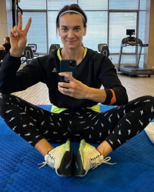 Yelena Isinbayeva Instagram - Мой путь к началу ежедневных тренировок.
⠀
•День 1️⃣
Жуткая ломка, организм сопротивляется. Сознание говорит: - ты в этой жизни уже всем всё доказала. Отдохни, поспи, тебе точно не нужны тренировки.
⠀
•День 2️⃣
 Организм говорит:
- ты с ума сошла, ходи хотя бы 2-3 раза в неделю. Зачем тебе каждый день тренироваться.
Сознание говорит:
- ты же ни к чему не готовишься, зачем тебе снова себя перебарывать и заставлять? …
⠀
•День 3️⃣
⠀
Организм:
- Лена, ты конечно молодец, но мышечная боль мне вообще не нравиться.
Сознание продолжает говорить:
- успокойся уже наконец. Займись чем-нибудь другим. Сколько можно этим спортом заниматься.
⠀
•День 4️⃣
⠀
Организм:
- Леночка, какая же  ты молодец, как здорово вновь чувствовать своё тело, как же приятна эта шикарная мышечная боль, так много энергии у меня.
Сознание:
- вот поэтому ты и побеждаешь. Вот поэтому ты достигаешь целей. Лена, ты умница, что не пошла на поводу у своей лени.
⠀
•День 5️⃣
⠀
Сознание:
- Лена я кайфую, Лена, я тебя обожаю, Лена, какое счастье снова тренироваться и получать от тренировок удовольствие. Сознание:
- Лена, ты герой! Я тобой горжусь.
⠀
И это только начало 🥳
⠀
Друзья, профессиональным спортсменам так же тяжело, как и вам заставить себя тренироваться. Единственное отличие, мы знаем как себя мотивировать.
⠀
Похожа моя История на вашу 😌?
⠀
Кто в вашей борьбе победил?
⠀
#Исинбаева#isinbaeva#selfconfidence#strongmind#силаволи#sportgirl#sport
