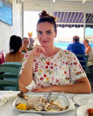 Yelena Isinbayeva Instagram - 👒В такие моменты понимаешь, 25 лет профессионального спорта не прошли зря!🙏🏻
⠀
Спасибо СПОРТУ за безграничные возможности.
Счастье путешествовать, изучать языки, знакомиться с культурой других людей и стран. Спасибо за здоровый образ жизни, за закаленный характер, за умение преодолевать трудности.
А главное, за умение ценить своих любимых и близких, свою  поддержку и опору…
⠀
И счастье, разделить эти тёплые моменты с семьей! ❤️
⠀
At such moments, you understand that 25 years of professional sports have not been in vain!🙏🏻
⠀
Thank you to SPORT for the limitless opportunities.
The happiness of traveling, learning languages, getting acquainted with the culture of other people and countries. Thank you for a healthy lifestyle, for a hardened character, for the ability to overcome difficulties.
And most importantly, for the ability to appreciate your loved and support…
⠀
And happiness, to share these warm moments with your family!
⠀
#isinbaeva#исинбаева#family#travel#foodblogger#seafood#путешествия