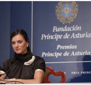 Yelena Isinbayeva Instagram - ❗️Amigos, en pocas ocasiones reacciono a alguna noticia o artículo relacionados con mi nombre…
 
Pero esta vez he decidido poner los puntos sobre las íes para todos los que están interesados en este tema y para los que les interesa la verdad.
 
Así que, para empezar, me presento de nuevo.
Yo, Yelena Isinbaeva, leyenda del atletismo mundial / salto con pértiga.
 
Desde los 5 hasta los 15 años me dediqué a la gimnasia deportiva, tengo la categoría de Maestro del deporte.
Desde los 15 hasta los 34 años me dediqué al salto con pértiga.
A los 20 años conseguí mi primer récord del mundo de salto con pértiga de 4.83.
A los 21 años (2004) gané mi primer de oro olímpico con un nuevo récord mundial de 4.91.
 
A los 22 años entré en la historia del atletismo mundial y del deporte en general, como la primera mujer que realizó un salto de 5 metros. (P.S. para todos los interesados, Youtube les puede ayudar, comprueben los hechos). 
 
A los 26 gané mi segundo oro olímpico con un nuevo récord mundial de 5.05.
 
A los 30 (año 2012) con un desgarro muscular gané la medalla de bronce en la Olimpiada de Londres. 
Durante mi carrera conseguí 30 récords mundiales, gané 7 Campeonatos del Mundo, 2 Campeonatos de Europa, Copa del Mundo.
Fui declarada la mejor deportista del planeta.
El vigente récord del mundo en salto con pértiga femenino de 5.06 m. sigue perteneciéndome, desde hace ya 11 años.
 
Se me han concedido los más grandes premios por los enormes logros deportivos, también a nivel internacional (dos veces se me ha considerado la mejor deportista del planeta  LAUREUS WORLD SPORT AWARD, se me ha concedido el Premio Príncipe de Asturias (en estos momentos Rey de España Felipe VI, por mis grandes méritos deportivos), considerándome la mejor deportista de Europa muchos años consecutivos.

Continuación del texto en el carrusel…