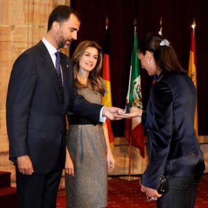 Yelena Isinbayeva Instagram - ❗️Amigos, en pocas ocasiones reacciono a alguna noticia o artículo relacionados con mi nombre…
 
Pero esta vez he decidido poner los puntos sobre las íes para todos los que están interesados en este tema y para los que les interesa la verdad.
 
Así que, para empezar, me presento de nuevo.
Yo, Yelena Isinbaeva, leyenda del atletismo mundial / salto con pértiga.
 
Desde los 5 hasta los 15 años me dediqué a la gimnasia deportiva, tengo la categoría de Maestro del deporte.
Desde los 15 hasta los 34 años me dediqué al salto con pértiga.
A los 20 años conseguí mi primer récord del mundo de salto con pértiga de 4.83.
A los 21 años (2004) gané mi primer de oro olímpico con un nuevo récord mundial de 4.91.
 
A los 22 años entré en la historia del atletismo mundial y del deporte en general, como la primera mujer que realizó un salto de 5 metros. (P.S. para todos los interesados, Youtube les puede ayudar, comprueben los hechos). 
 
A los 26 gané mi segundo oro olímpico con un nuevo récord mundial de 5.05.
 
A los 30 (año 2012) con un desgarro muscular gané la medalla de bronce en la Olimpiada de Londres. 
Durante mi carrera conseguí 30 récords mundiales, gané 7 Campeonatos del Mundo, 2 Campeonatos de Europa, Copa del Mundo.
Fui declarada la mejor deportista del planeta.
El vigente récord del mundo en salto con pértiga femenino de 5.06 m. sigue perteneciéndome, desde hace ya 11 años.
 
Se me han concedido los más grandes premios por los enormes logros deportivos, también a nivel internacional (dos veces se me ha considerado la mejor deportista del planeta  LAUREUS WORLD SPORT AWARD, se me ha concedido el Premio Príncipe de Asturias (en estos momentos Rey de España Felipe VI, por mis grandes méritos deportivos), considerándome la mejor deportista de Europa muchos años consecutivos.

Continuación del texto en el carrusel…