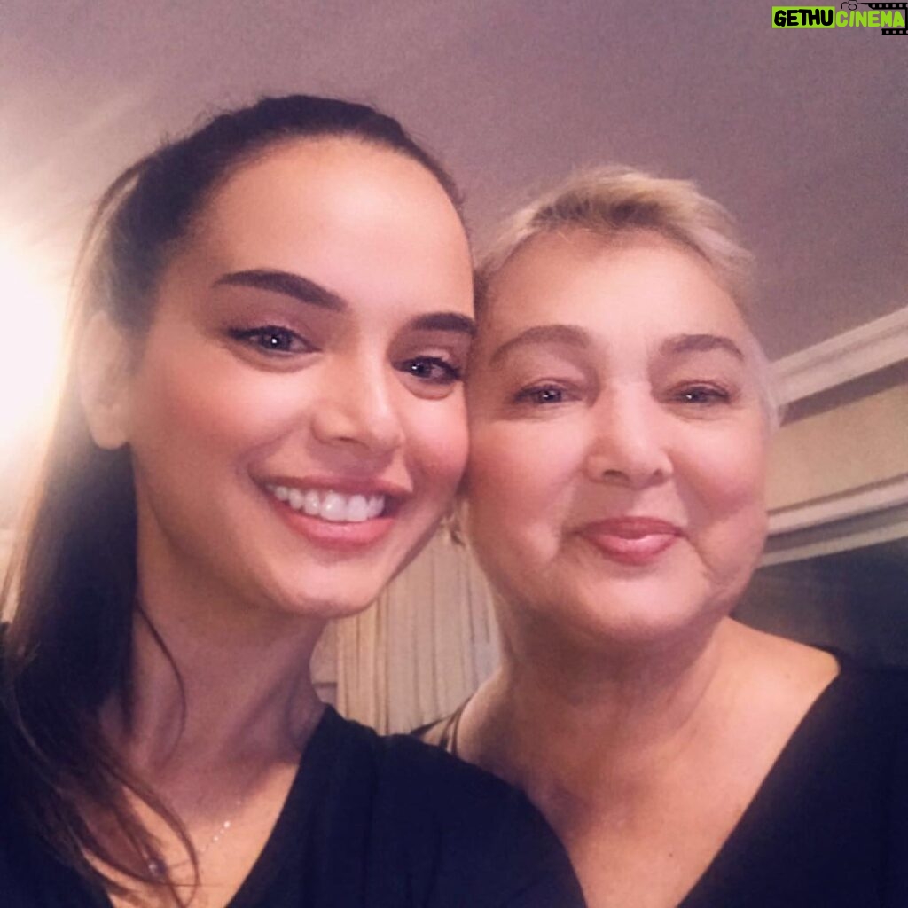 Yeliz Şar Instagram - Anneler günün kutlu olsun olsun biricik annem,sırdaşım,dostum💖karşılıksız tek seven beni benden daha çok düşünen biriciğim iyi ki senin kızın olmuşum sonsuz sevgin için teşekkürler🧿seni çok çok çok seviyorum💖🧿😘