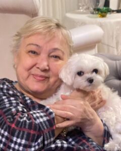 Yeliz Şar Instagram - Annem…dostum,sırdaşım,yol gösterenim,arkamda ki koca dağım seni kaybetmenin acısı tarifsiz…bundan sonra ne olacak nasıl gidecek bu hayat bilmiyorum…Bana tarifsiz bir sevgi yaşattığın için sana sonsuz teşekkür ederim…tekrar dünyaya gelsem yine senin kızın olmak isterim…sözlerim yetersiz duygularım tarifsiz ne desem boş çünkü geri dönüşü olmayan bir gerçekle babamla beni bırakıp gittiniz…yattığın yer incitmesin huzur içinde uyu meleğim…çok şey yazmak söylemek istiyorum ama seni uğurlarken söyledim ve hergün de tekrar ederek söylüyorum beni gördüğünüze inanıyorum…babamla buluştun nurlar içinde uyuyun…ama ben 5 yıl önce yarım kalmışken şimdi herşeyimi kaybettim…bana sorardın öbür dünyada seni bulabilecekmiyim diye düşünüyorum derdin elbet bir gün buluşacağız anneciğim…seni çok seviyorum çokkkk…