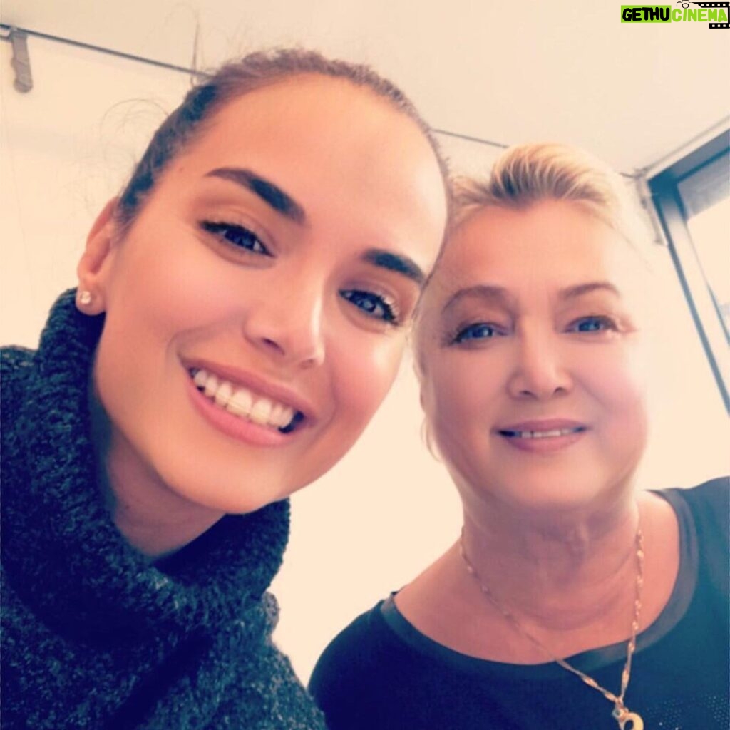 Yeliz Şar Instagram - Anneler günün kutlu olsun olsun biricik annem,sırdaşım,dostum💖karşılıksız tek seven beni benden daha çok düşünen biriciğim iyi ki senin kızın olmuşum sonsuz sevgin için teşekkürler🧿seni çok çok çok seviyorum💖🧿😘