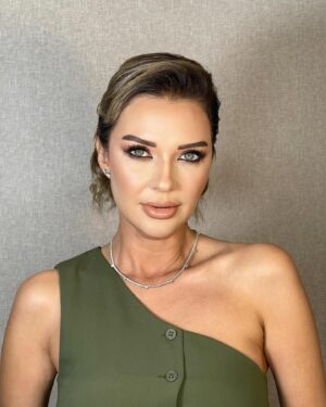 Yeliz Doğramacılar Instagram - 💚

Makeup : @meryemuyanmakeupstudyo 
Saç : @ozhankeles & @ulasetike 
Kıyafet : @baharerturkboutique
