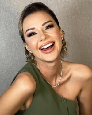 Yeliz Doğramacılar Instagram - 💚

Makeup : @meryemuyanmakeupstudyo 
Saç : @ozhankeles & @ulasetike 
Kıyafet : @baharerturkboutique