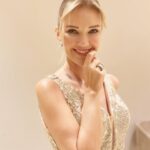 Yeliz Doğramacılar Instagram - 💛🥂💫🎤 Takılarım : @aydin.altunbuken @tuajewelry Saç : @ulasetike @ozhankeles Makeup : @makeupmeryemuyan Elbisem : @daisymdaa Cilt bakımı : @goldenblackadana