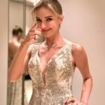 Yeliz Doğramacılar Instagram - 💛🥂💫🎤 Takılarım : @aydin.altunbuken @tuajewelry Saç : @ulasetike @ozhankeles Makeup : @makeupmeryemuyan Elbisem : @daisymdaa Cilt bakımı : @goldenblackadana