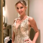 Yeliz Doğramacılar Instagram - 💛🥂💫🎤 Takılarım : @aydin.altunbuken @tuajewelry Saç : @ulasetike @ozhankeles Makeup : @makeupmeryemuyan Elbisem : @daisymdaa Cilt bakımı : @goldenblackadana