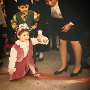 Yeliz Kuvancı Instagram - Hoca bana çekidüzen verirken partnerimin 'biz bununla n'apıcaz hocam yaa' bakışı, bu fotoğrafta en sevdiğim şey:) ben düştüm mü yoksa canımdan mı bezdim de böyle bir fotoğraf oldu hiç hatırlamıyorum:) çok özlediğim zamanlar onlar, bir onu biliyorum... 🎈 iyi bir eğitim tüm çocukların hakkı... bu yüzden @tevkurumsal a destek vermek için TEV yazıp 6717'ye mesaj atarsanız, siz de gül gibi bursiyerlere destek olabilirsiniz.