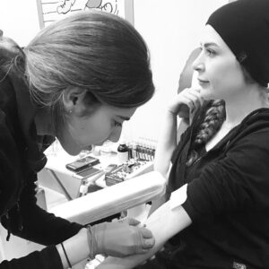 Yeliz Kuvancı Instagram - Kök hücre donörü olduk biz de nihayet.
⭐️meseleden haberi olmayan çok insan varmış.şöyle ki;

18-50 yaş aralığındaysanız, kızılay verici merkezlerine gidip 3 minik tüp kan örneği veriyorsunuz.eşleşme olursa, sizinle iletişime geçiliyor ve hücrelerinizle birini kurtarıyorsunuz. 

Verici merkezi Kadikoy'de meydanda var mesela, vapura binerken filan onunden geciyorsunuzdur:) 

👇🏼Kök Hücre Tedavisi Uygulanan Hastalıklar: 

Kemik iliği kanserleri -Lenfomalar -Çeşitli organ kanserleri -Kemik iliğinin yetersiz çalıştığı veya çalışmadığı durumlar -Kalıtsal anemiler -İmmün yetersizlikler -Kalıtsal metabolik hastalıklar 

10000de 1 eşleşme şansı var ve bazı donörler eşleşme yakalandiktan sonra(!) donör olmaktan vazgeçebiliyormuş maalesef , 'ay ugraşamam' diyerek... (ki işlem kolay,ameliyatlar, zorlu surecler filan yok) hayat kurtarma şansından bile vazgeçebiliyor insan demek, kendisinin, sevdiklerinin sonsuza dek sağlıklı yaşayacağını saniyor zahir :) 
Bu paylaşım belki vesile olur birilerine🎈
#belkidesensin #kızılay #kökhücre #kökhücrebağışçısıolhayatkurtar
