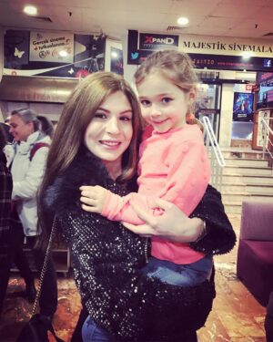 Yeliz Kuvancı Instagram - Yavrumu yememek hususunda zorlanıyorumm🍴#locmanfilm