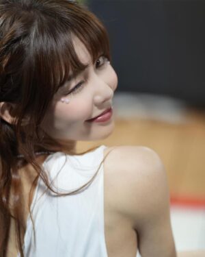 Yi-Ruei Chen Instagram - 回頭一看，
只有「真心」，最珍貴。

以現在的科技，任誰都會有好看的皮囊，
漂亮的臉蛋，完美的身材。
未來什麼東西都能AI，
搞不好以後會變AI啦啦隊性感聯萌，
台上的小可愛們都零破綻，不流汗，
甜美溫柔活力都是100分，
可是這樣的公仔可以複製千千萬萬個，
真心，一人只有一顆。

如果你的真心沒有遇上真心，
別氣餒，
只是頻率不同，
喂了老半天，電話依然雜訊，
總要有人掛掉通話。
你的訊號一定會再響起
先準備好能接通的自己。

願每個人的真心，都被溫柔以待。